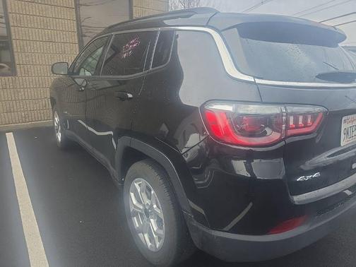 Diamond Black Crystal Pearlcoat 2025 Jeep Compass Latitude