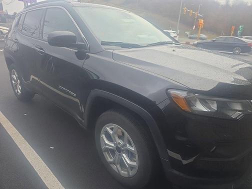 Diamond Black Crystal Pearlcoat 2025 Jeep Compass Latitude