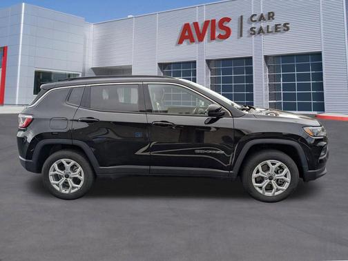 Diamond Black Crystal Pearlcoat 2025 Jeep Compass Latitude