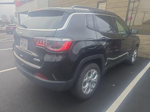 Diamond Black Crystal Pearlcoat 2025 Jeep Compass Latitude