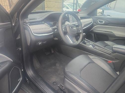 Diamond Black Crystal Pearlcoat 2025 Jeep Compass Latitude