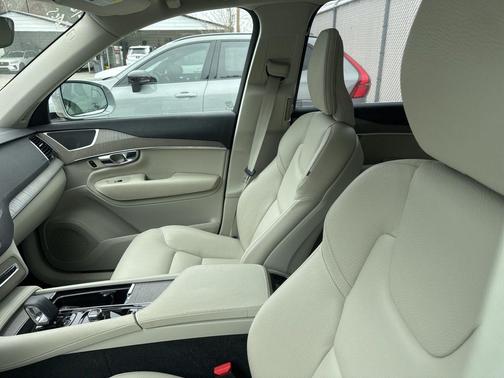 2025 Volvo XC90 B5 Plus