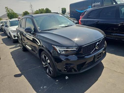 2025 Volvo XC40 B5 Plus Dark Theme