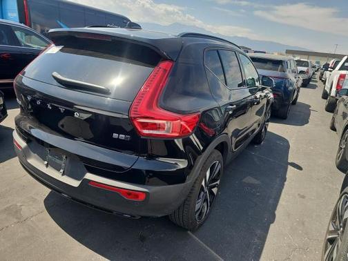 2025 Volvo XC40 B5 Plus Dark Theme