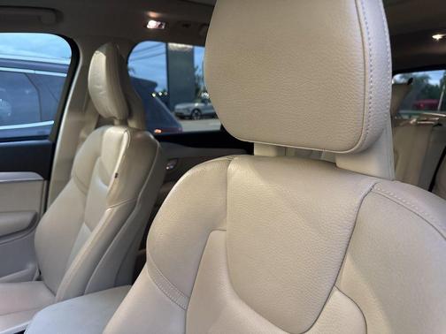 2018 Volvo XC90 T6 Momentum