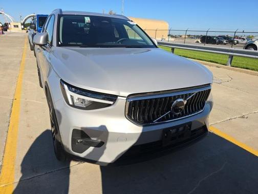 2025 Volvo XC40 B5 Plus Bright Theme