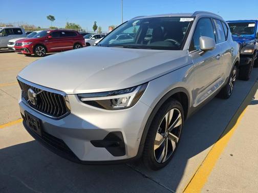 2025 Volvo XC40 B5 Plus Bright Theme