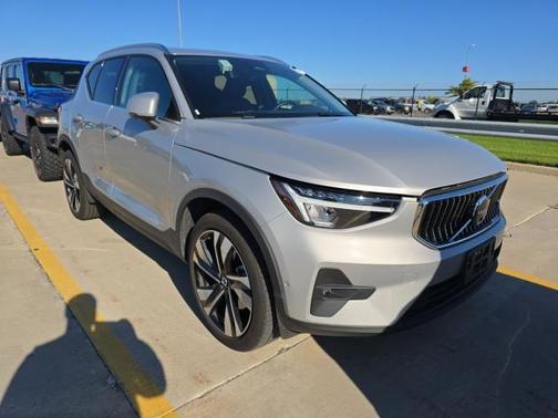 2025 Volvo XC40 B5 Plus Bright Theme