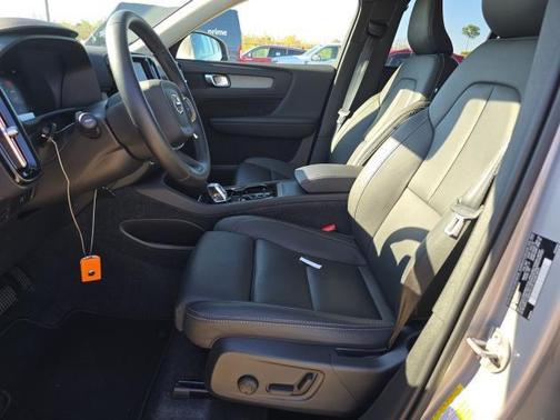 2025 Volvo XC40 B5 Plus Bright Theme