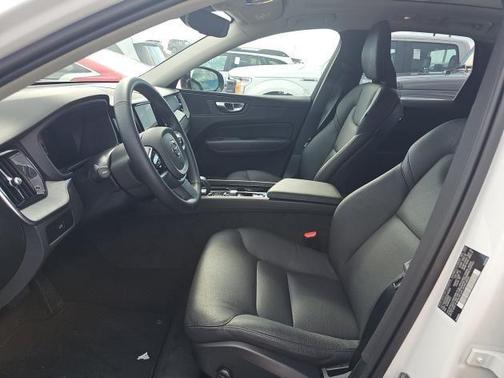 2025 Volvo XC60 B5 Plus
