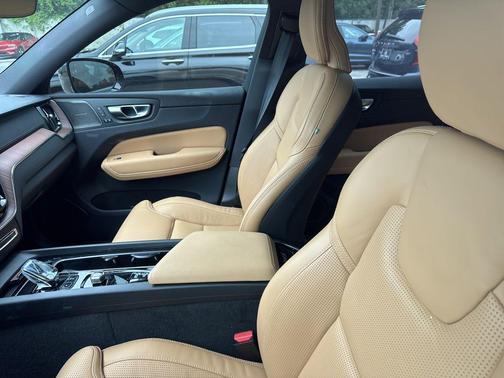 2025 Volvo XC60 B5 Ultra