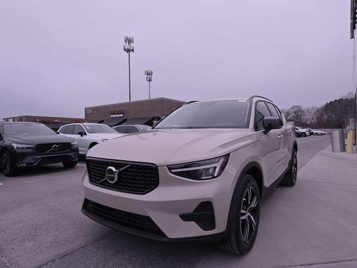2026 Volvo XC40 Core, B5 AWD Gas (mild hybrid), Dark