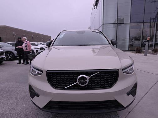 2026 Volvo XC40 Core, B5 AWD Gas (mild hybrid), Dark