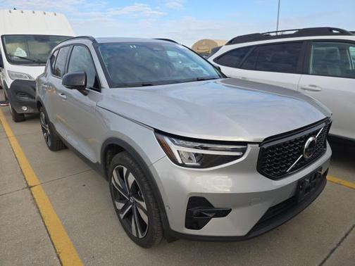 2025 Volvo XC40 B5 Plus Dark Theme