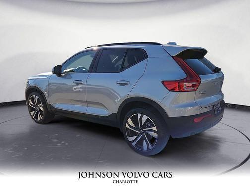 2025 Volvo XC40 B5 Plus Dark Theme