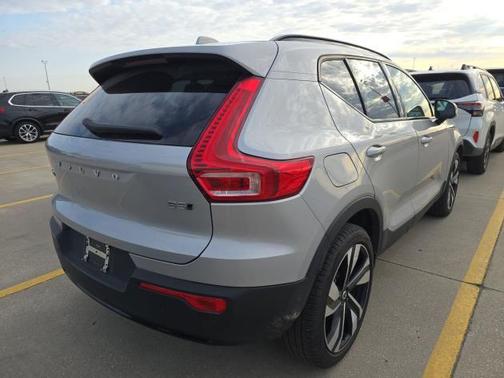 2025 Volvo XC40 B5 Plus Dark Theme