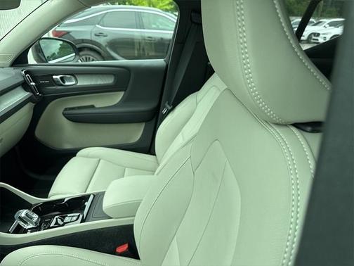 2024 Volvo XC40 B5 Ultimate Bright Theme