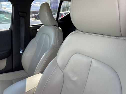 2020 Volvo XC40 T5 Momentum