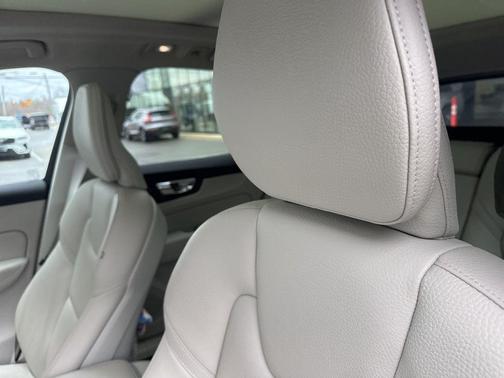 2022 Volvo XC60 B5 Momentum
