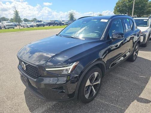 2025 Volvo XC40 B5 Plus Dark Theme