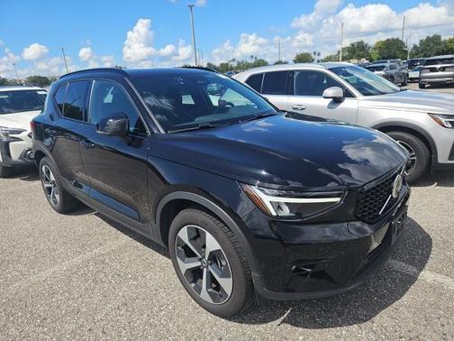 2025 Volvo XC40 B5 Plus Dark Theme