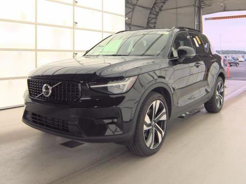 2025 Volvo XC40 B5 Plus Dark Theme