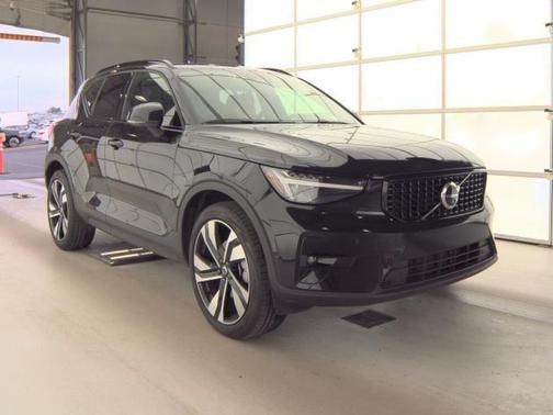 2025 Volvo XC40 B5 Plus Dark Theme