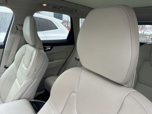 2023 Volvo XC60 B5 Ultimate Bright Theme