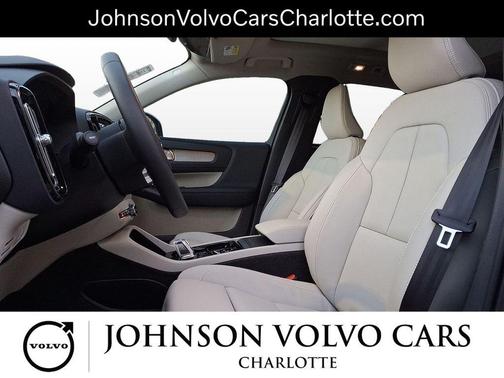 2025 Volvo XC40 B5 Ultra Bright Theme