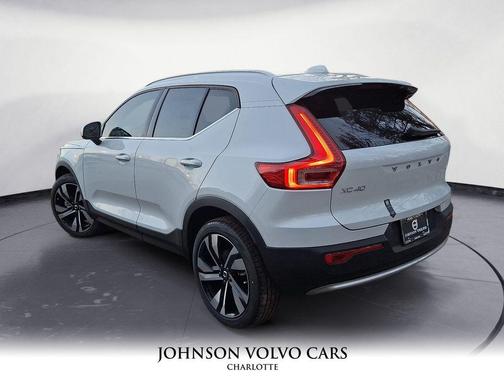 2025 Volvo XC40 B5 Ultra Bright Theme