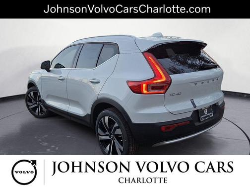 2025 Volvo XC40 B5 Ultra Bright Theme