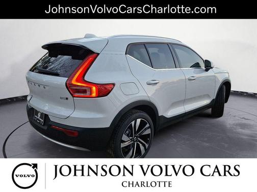 2025 Volvo XC40 B5 Ultra Bright Theme
