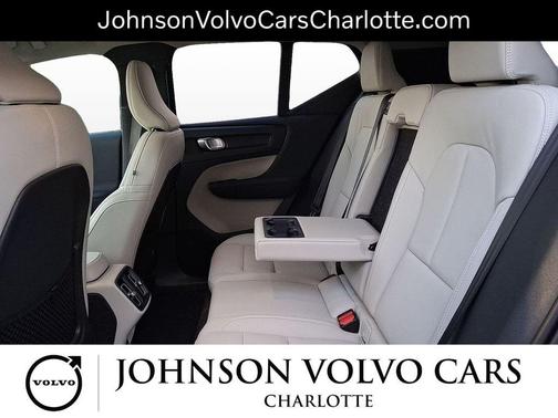 2025 Volvo XC40 B5 Ultra Bright Theme