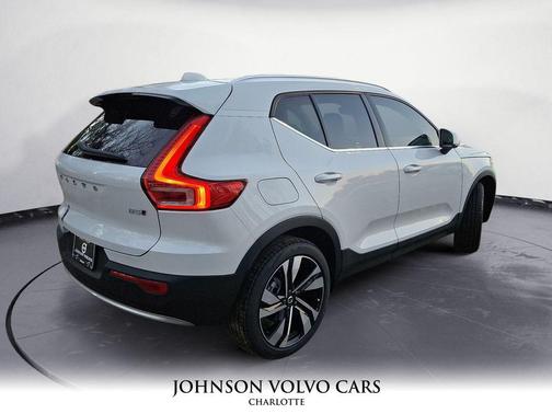 2025 Volvo XC40 B5 Ultra Bright Theme