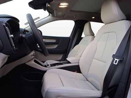2025 Volvo XC40 B5 Ultra Bright Theme