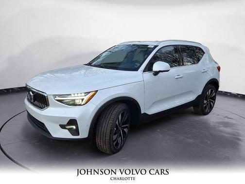 2025 Volvo XC40 B5 Ultra Bright Theme