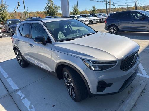 2025 Volvo XC40 B5 Plus Dark Theme