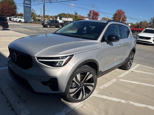 2025 Volvo XC40 B5 Plus Dark Theme
