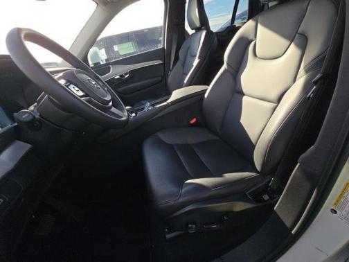 2025 Volvo XC90 B5 Core