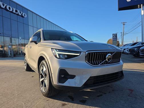 2023 Volvo XC40 B5 Plus Bright Theme