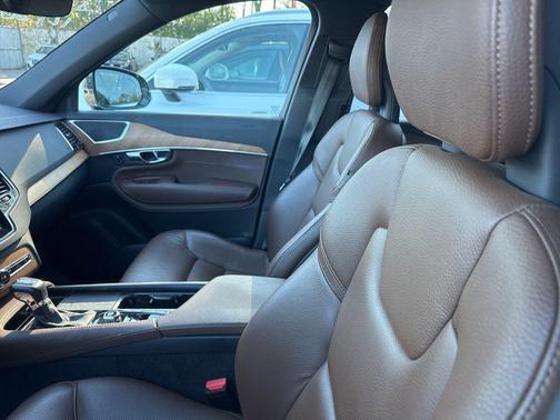 2021 Volvo XC90 T6 Momentum