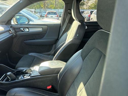 2022 Volvo XC40 T5 R-Design