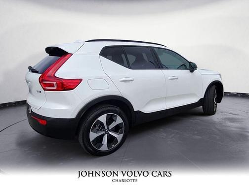 2025 Volvo XC40 B5 Plus Dark Theme