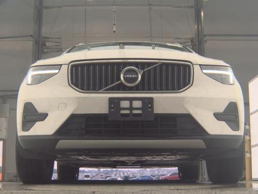 2025 Volvo XC40 B5 Plus Dark Theme