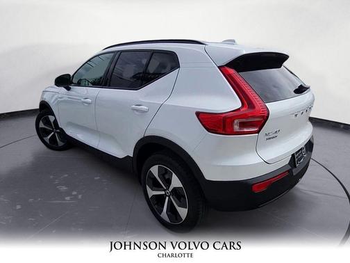 2025 Volvo XC40 B5 Plus Dark Theme
