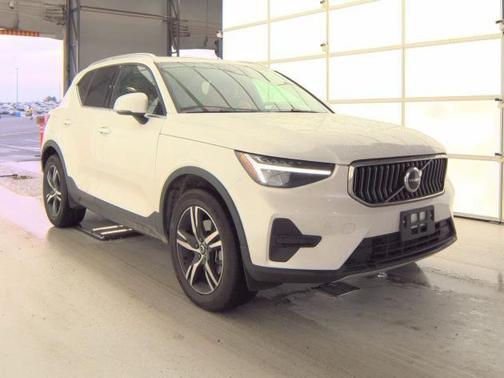2025 Volvo XC40 B5 Plus Dark Theme