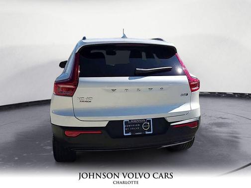 2025 Volvo XC40 B5 Plus Dark Theme