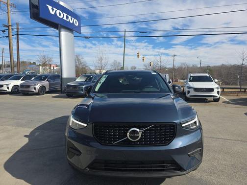 2026 Volvo XC40 Core, B5 AWD Gas (mild hybrid), Dark