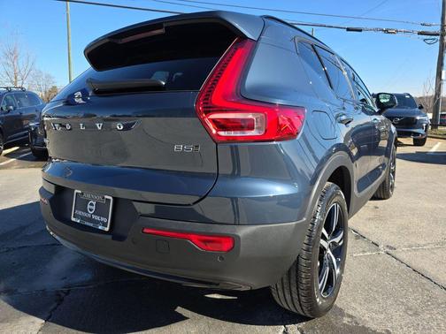 2026 Volvo XC40 Core, B5 AWD Gas (mild hybrid), Dark