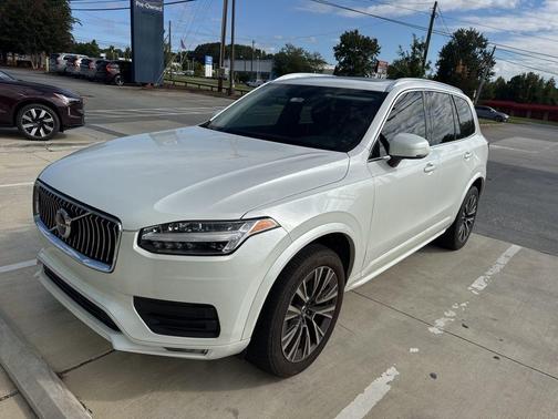 2022 Volvo XC90 T5 Momentum